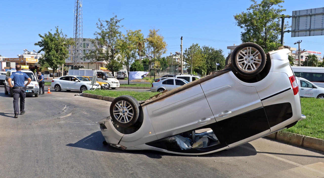 Otomobiliyle takla attı! Kaza yerine gelen yakınları sinir krizi geçirdi